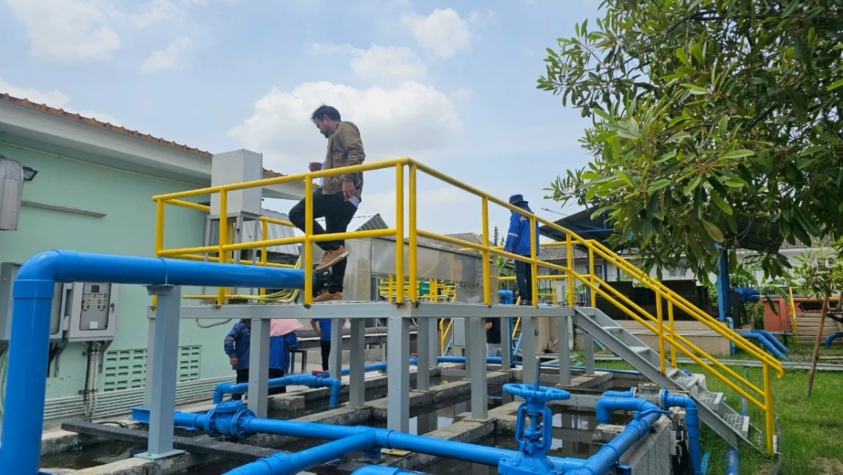 วิศวกรตรวจสอบระบบบำบัดน้ำเสียโรงงาน